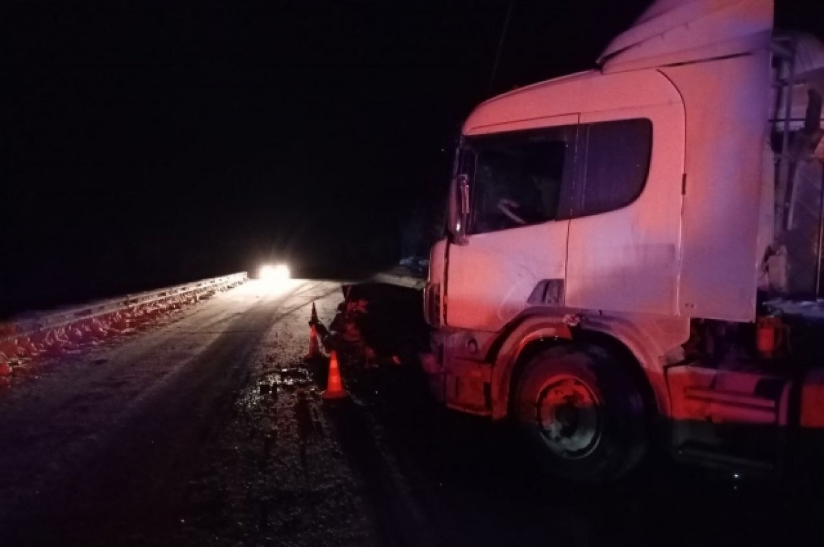    Под Мончегорском легковушка столкнулась с большегрузом