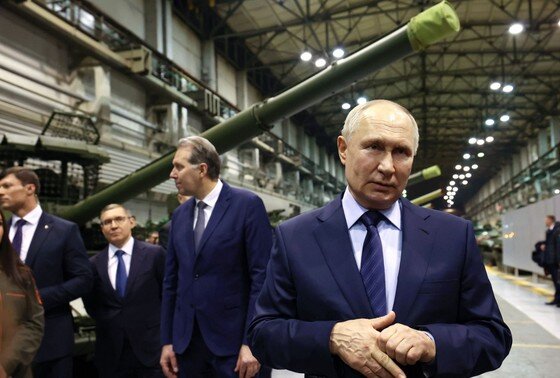    Владимир Путин в ходе посещения АО «Научно-производственная корпорация «Уралвагонзавод»