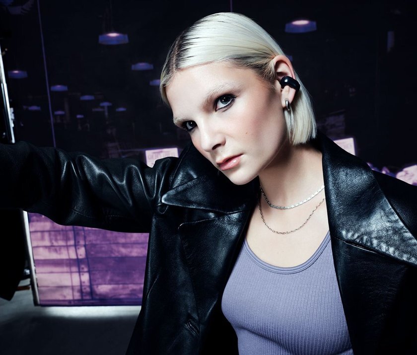 Наушники на моделях. Фото: Bose