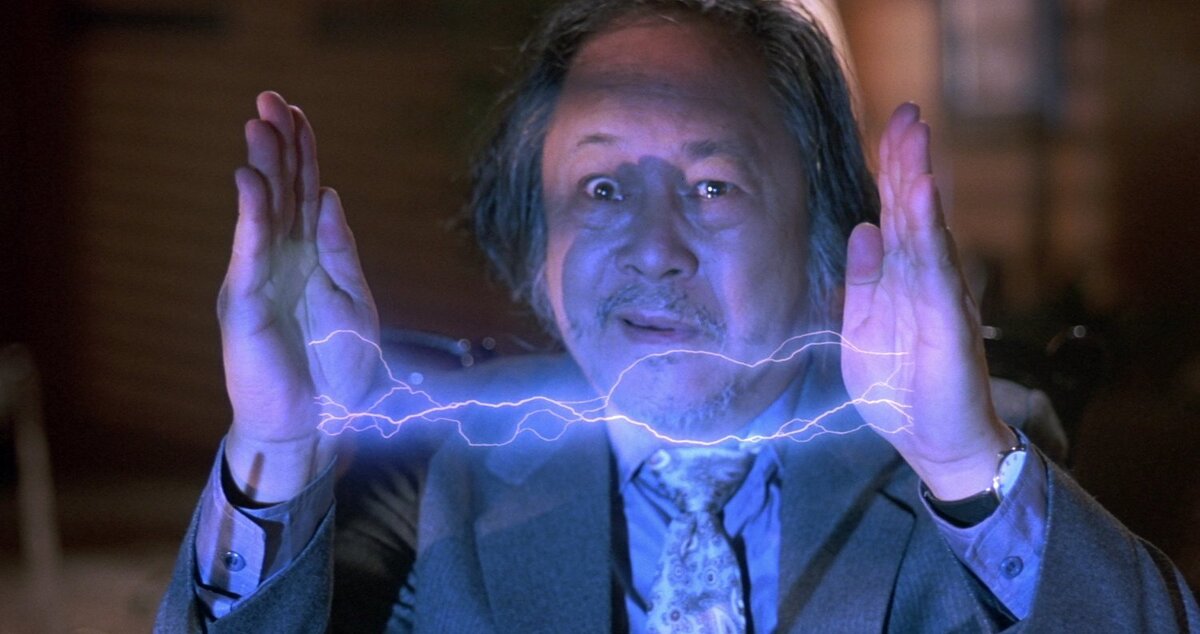 В отличие от Спилберга свой «Большой переполох в Маленьком Китае» набил чудесами и мистикой по самую маковку и даже в открывающую фильм сцену вставил