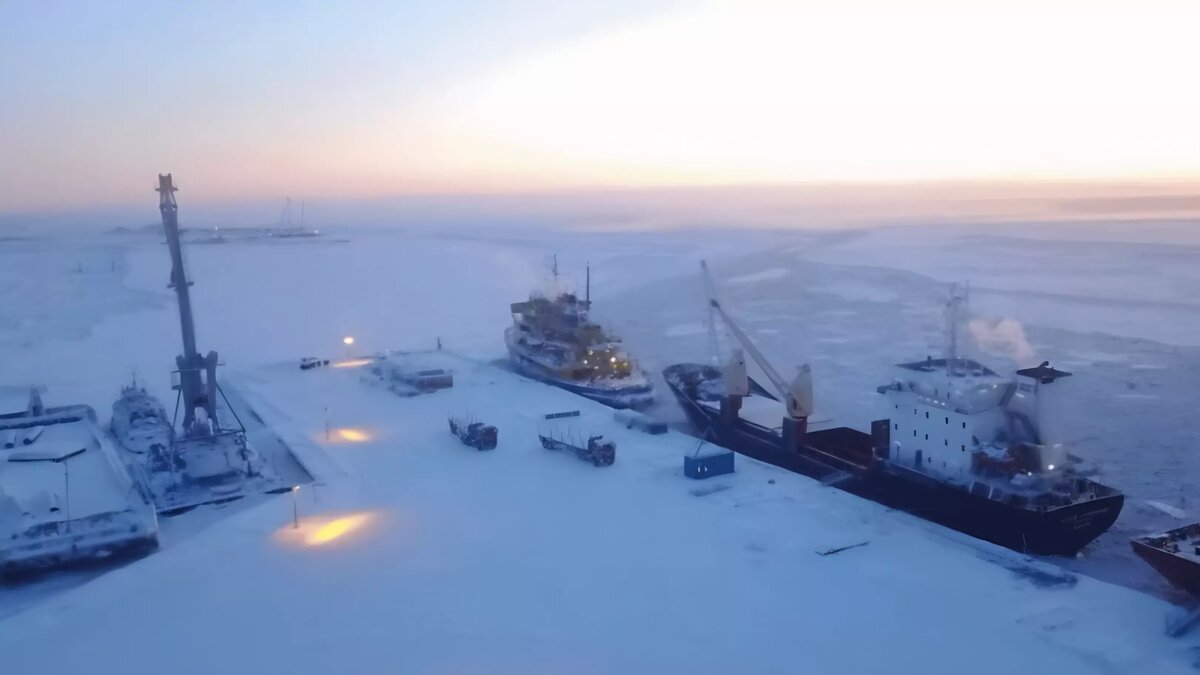     Япония против санкций в отношении «Арктик СПГ 2», продолжает покупать газ с «Сахалина-2», но в целом антироссийские ограничения поддерживает и вводит