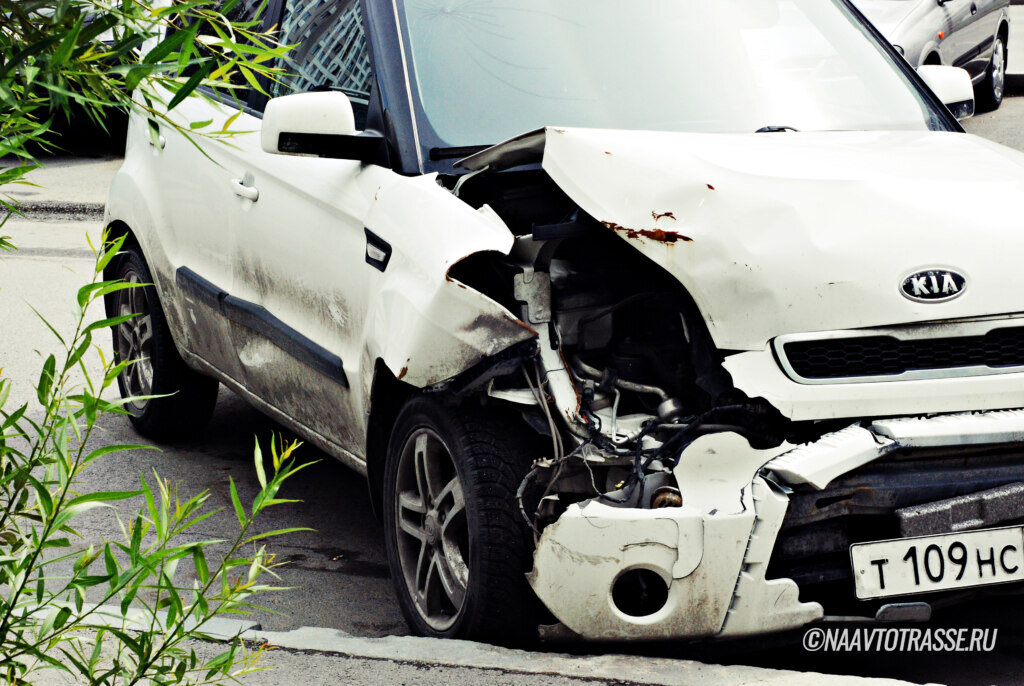 От попадания в ДТП не застрахован ни один автомобилист. Если у него оформлен полис ОСАГО и он является пострадавшей стороной, то все ремонт машины осуществляется за счет страховой компании.