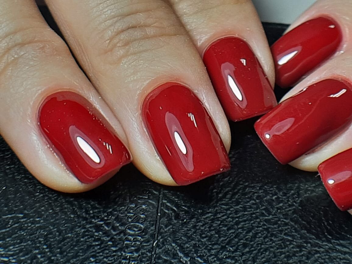 красный маникюр