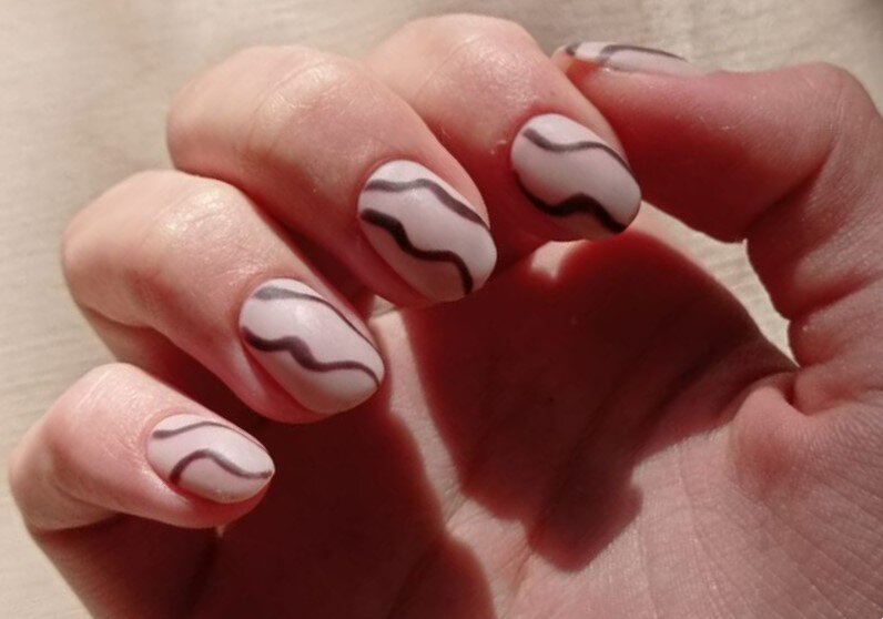 изогнутые линии маникюр