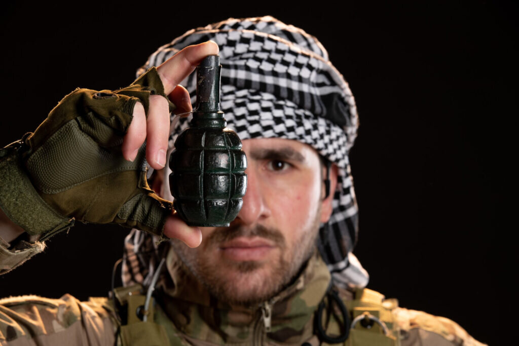    Мужчину угрожают взорвать гранатой после случайного звонка в интим-салон7info.ru