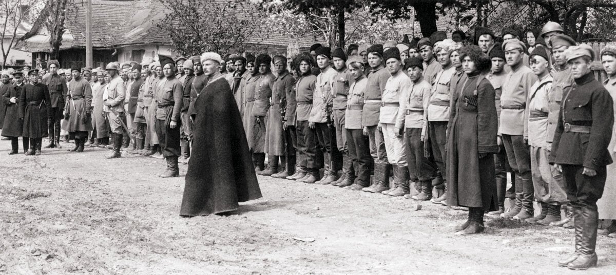    Петлюра перед отрядом украинских националистов