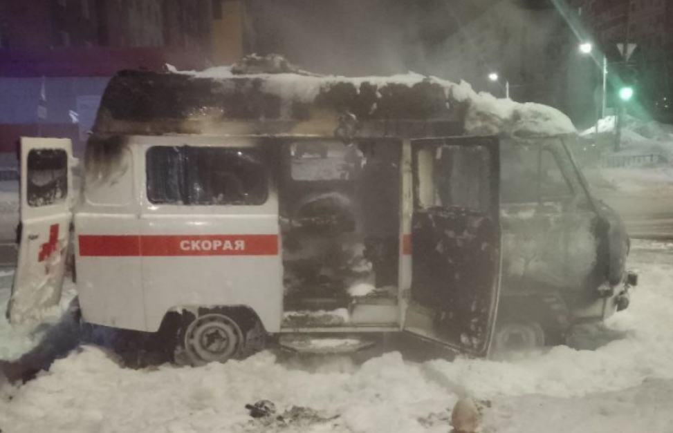 скорая и медицина катастроф совместно. врач скорой помощи. медики в чрезвычайных ситуациях. человек в машине скорой помощи. машина службы спасения.