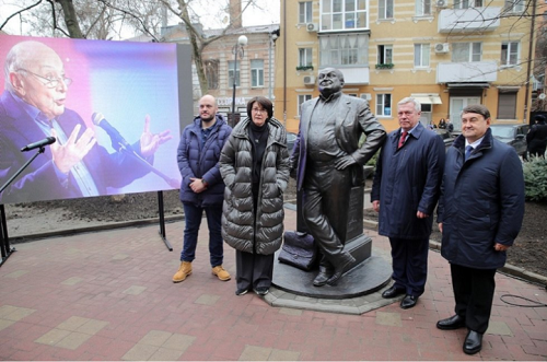Местное начальство на открытии памятника самовлюблённому пингвину. Из цитируемого источника