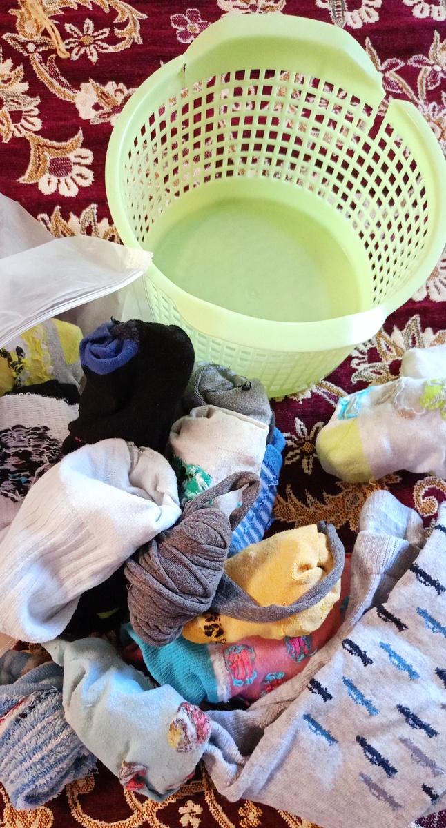 Сломанный контейнер и старые носки