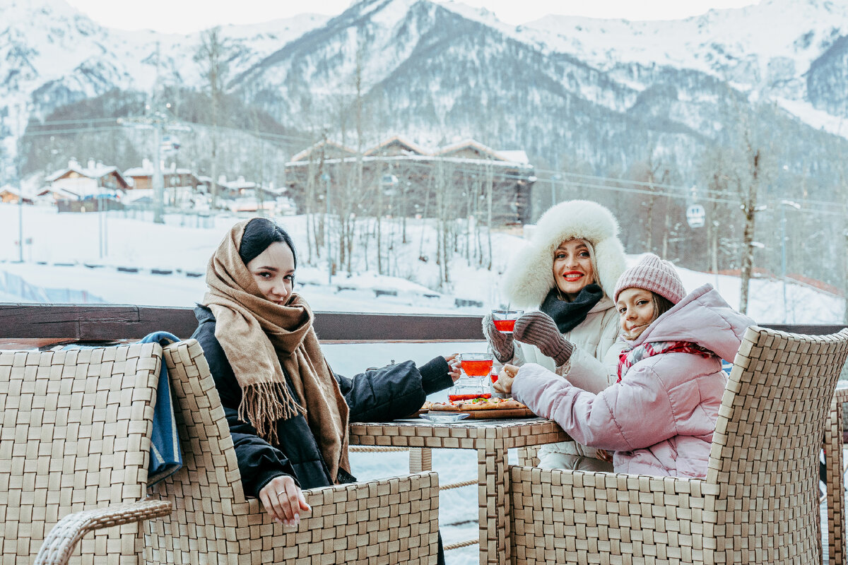 Роза Хутор — место контрастов и идеальная локация для зимнего отдыха всей семьей. И, конечно же, после активного дня на горнолыжных склонах, всем захочется вкусно поужинать.