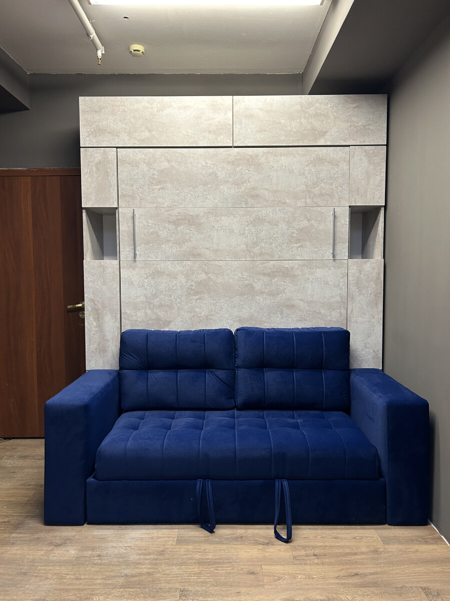 В офисе у них нафоткал, наша один в один такая же / P.S.: Тут лиснуть можно, посмотреть, как это превращается в кровать