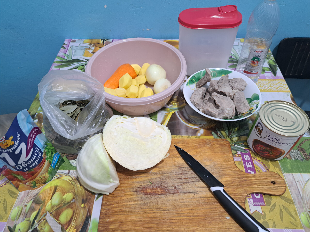 Варёное мясо, свежая капуста, лук, морковь, картофель, приправа, лавровый лист, соль, уксус и полуфабрикат борща.