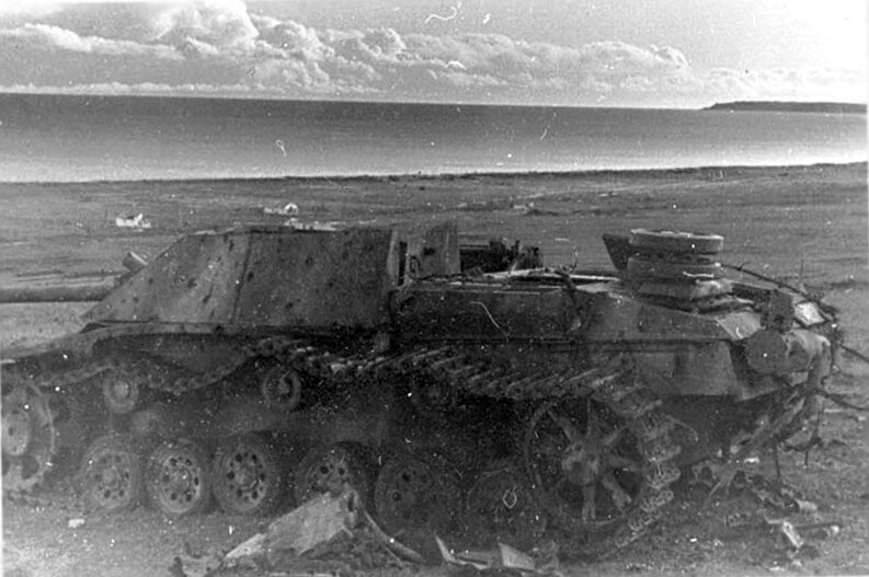 StuG III Ausf.G на базе шасси танка Pz.III Ausf.M. Интересна дополнительная броня бортов рубки и дымовые гранатометы.