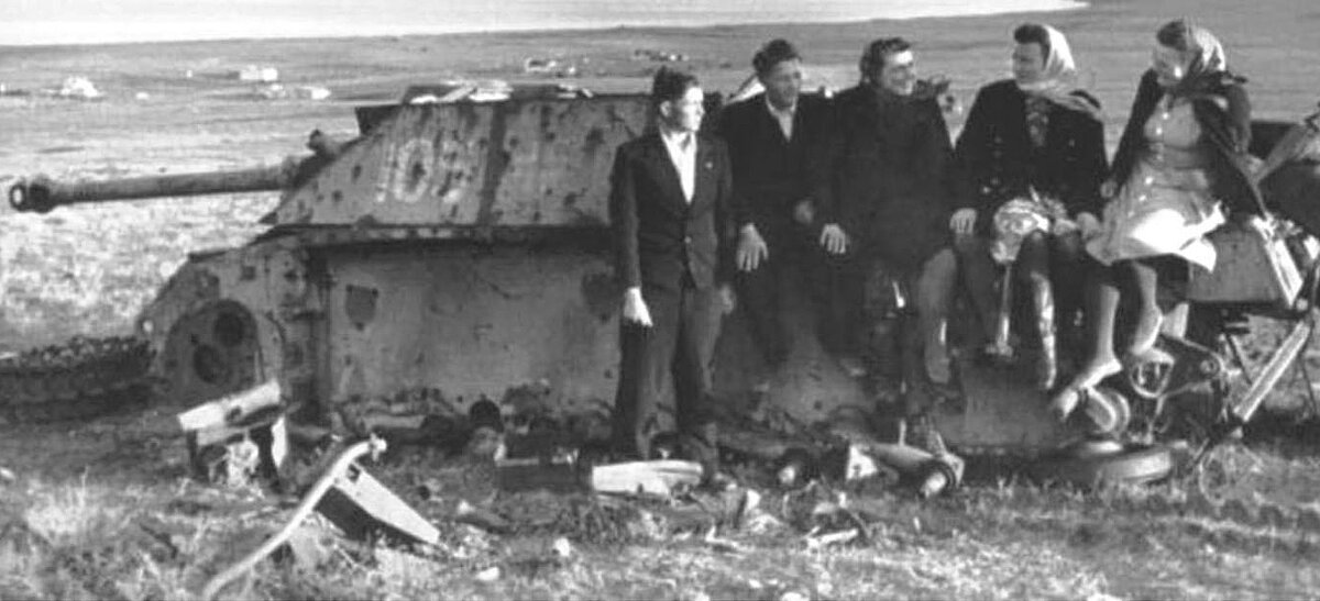 Фото более позднего периода с разобранной машиной, но четко заметен трёхзначный номер и балочный крест на листах дополнительного бронирования бортов рубки.