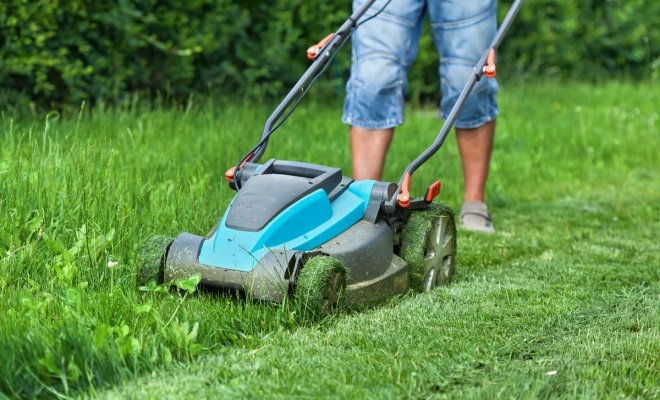 Газонокосилка легче справляется с ровными участками