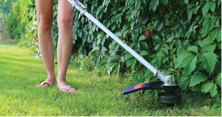 Триммер лучше справится с труднодоступными участками газона