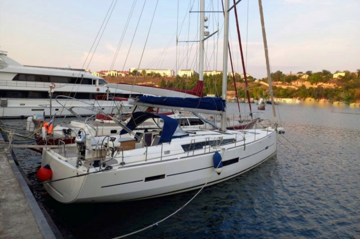    Севастопольские таможенники задержали яхту, угнанную россиянами на Карибах