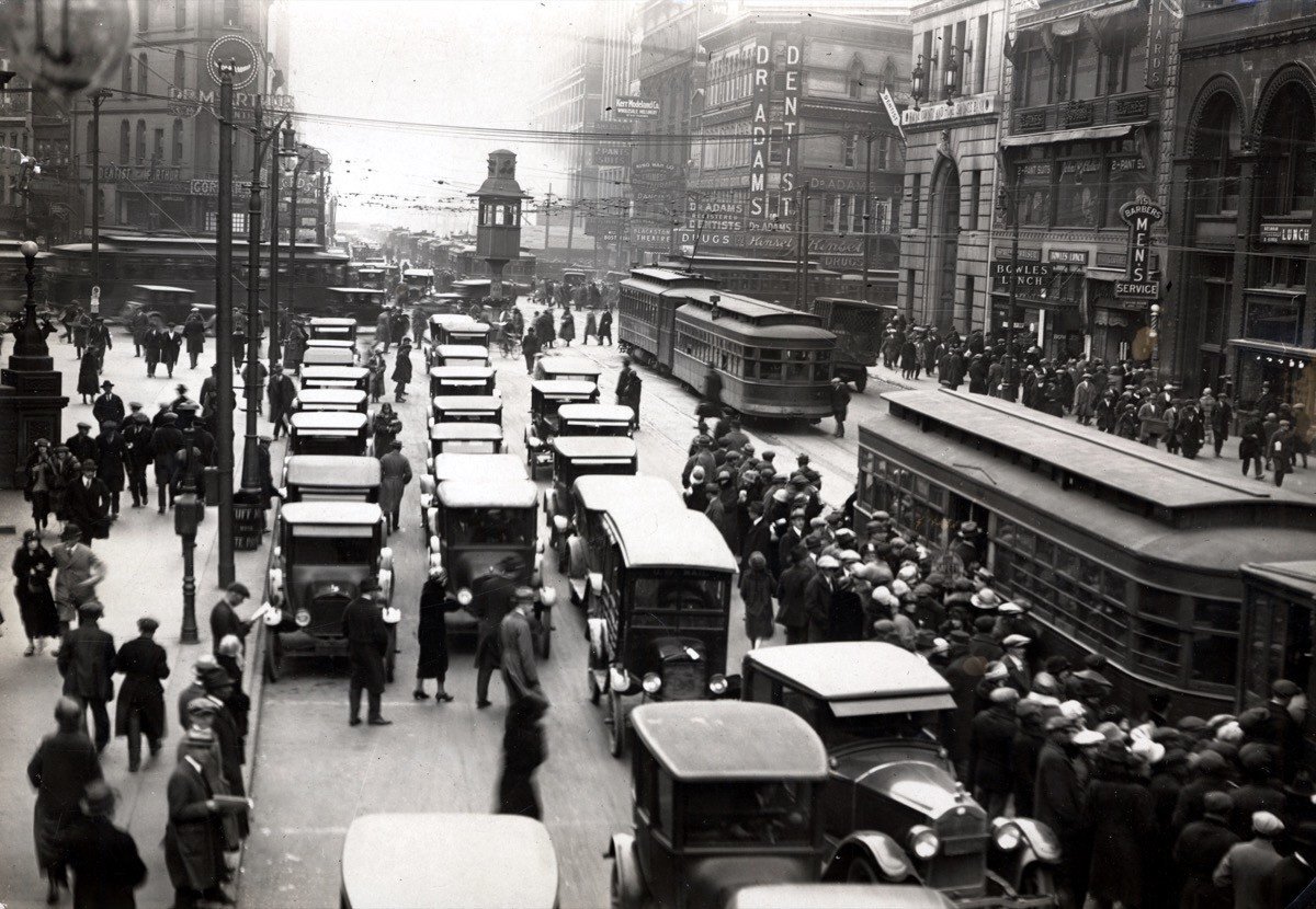    Детройт, начало 1920-х годов. Только-только установлены первые светофоры, а пробки уже тут как тут. Фото: dailydetroit.com