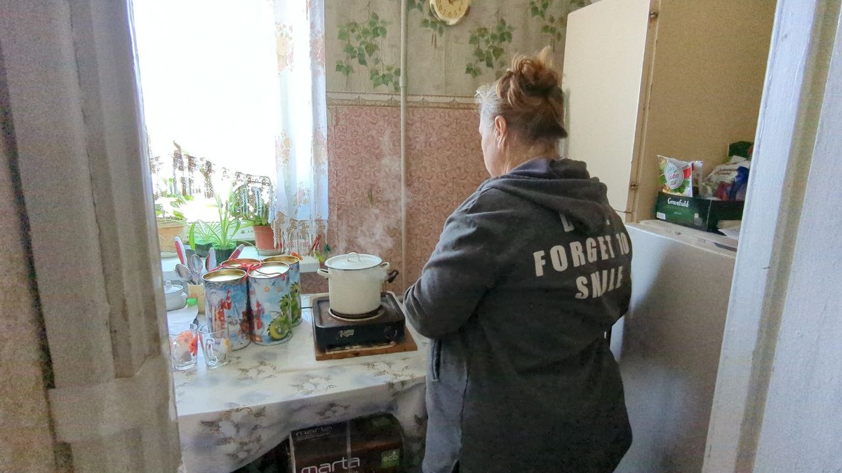 Бабушка Татьяна варит суп