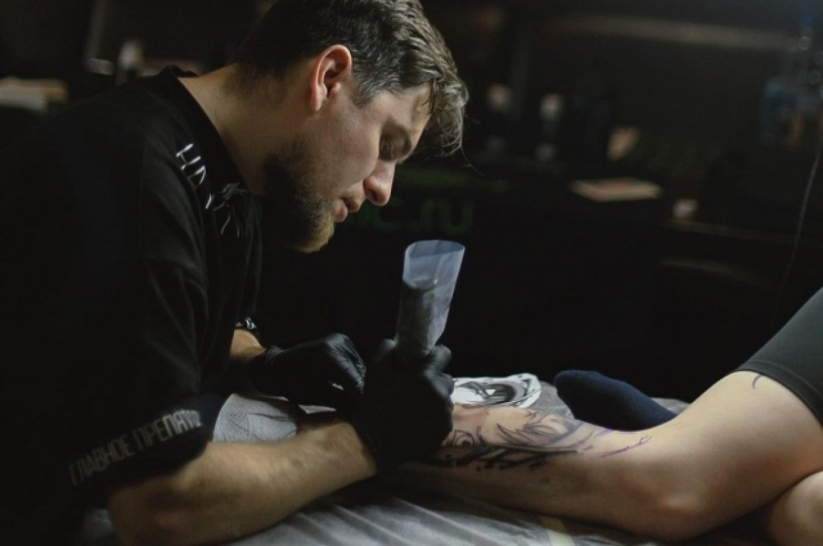    Мастер Жарков рассказал, какие татуировки чаще всего делают томичи