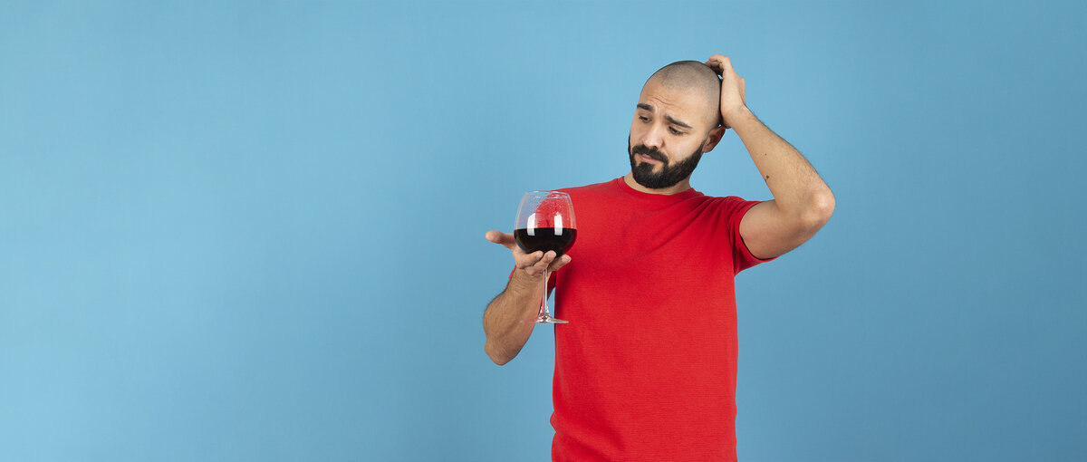 Даже умеренное употребление алкоголя, включая вино, может вызвать сухость глаз. 