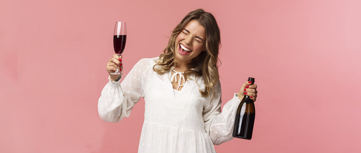 Красное вино содержит ресвератрол – мощный антиоксидант.