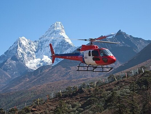 Вертолёт Airbus AS350 в Непале. Фотография из Википедии.