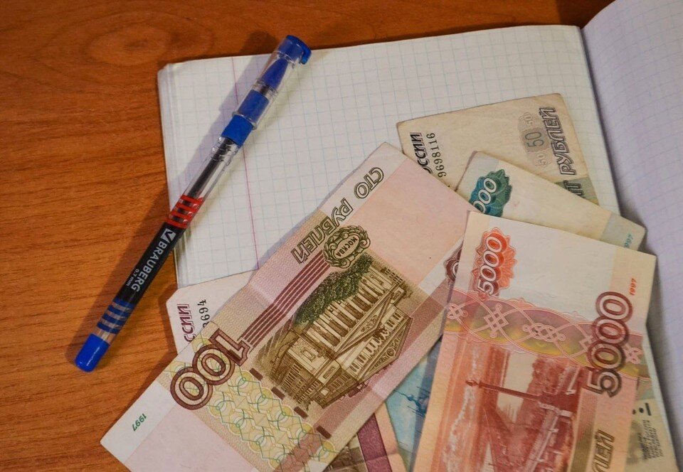 тысяча в долг. тысяча в долг. поддельная 1000 рублей. тысяча в долг. займ тысяча рублей.