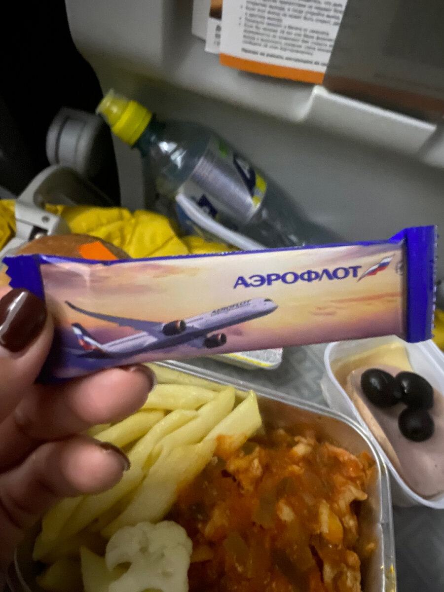 Малыш ёда. Гувернантка для детей. Кормление из бутылочки новорожденного. Маленький ребенок ест. Первый прикорм ребенка.