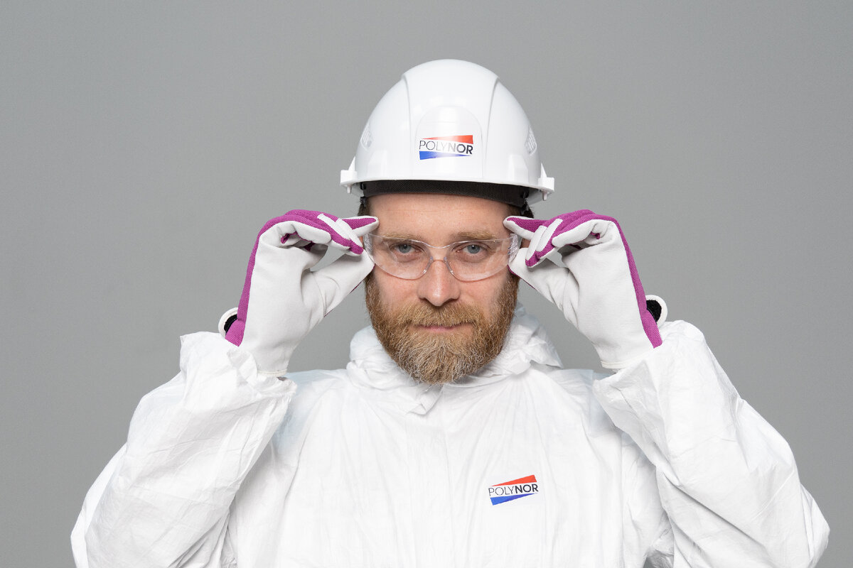 При работе с напыляемым утеплителем Polynor/Полинор необходимо использовать меры индивидуальной защиты, а так же проводить теплоизоляционные работы в хорошо проветриваемом помещении.