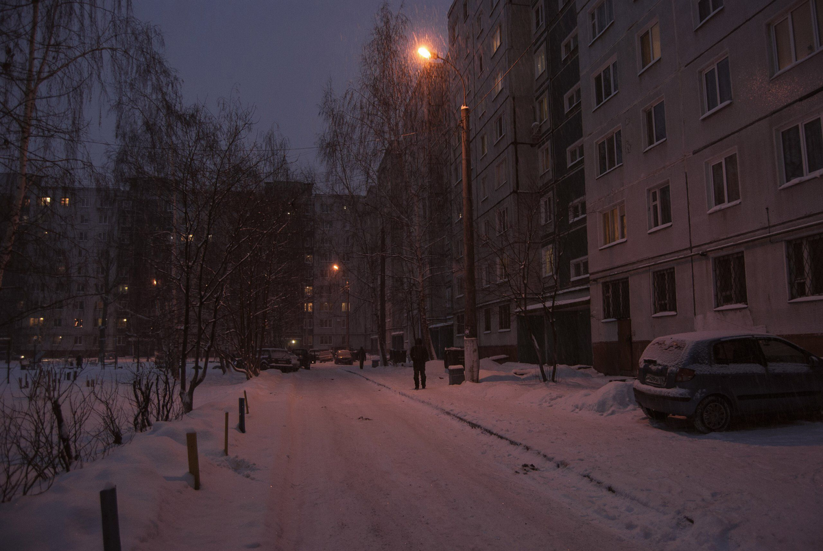 фото темного городского двора взято из открытых источников