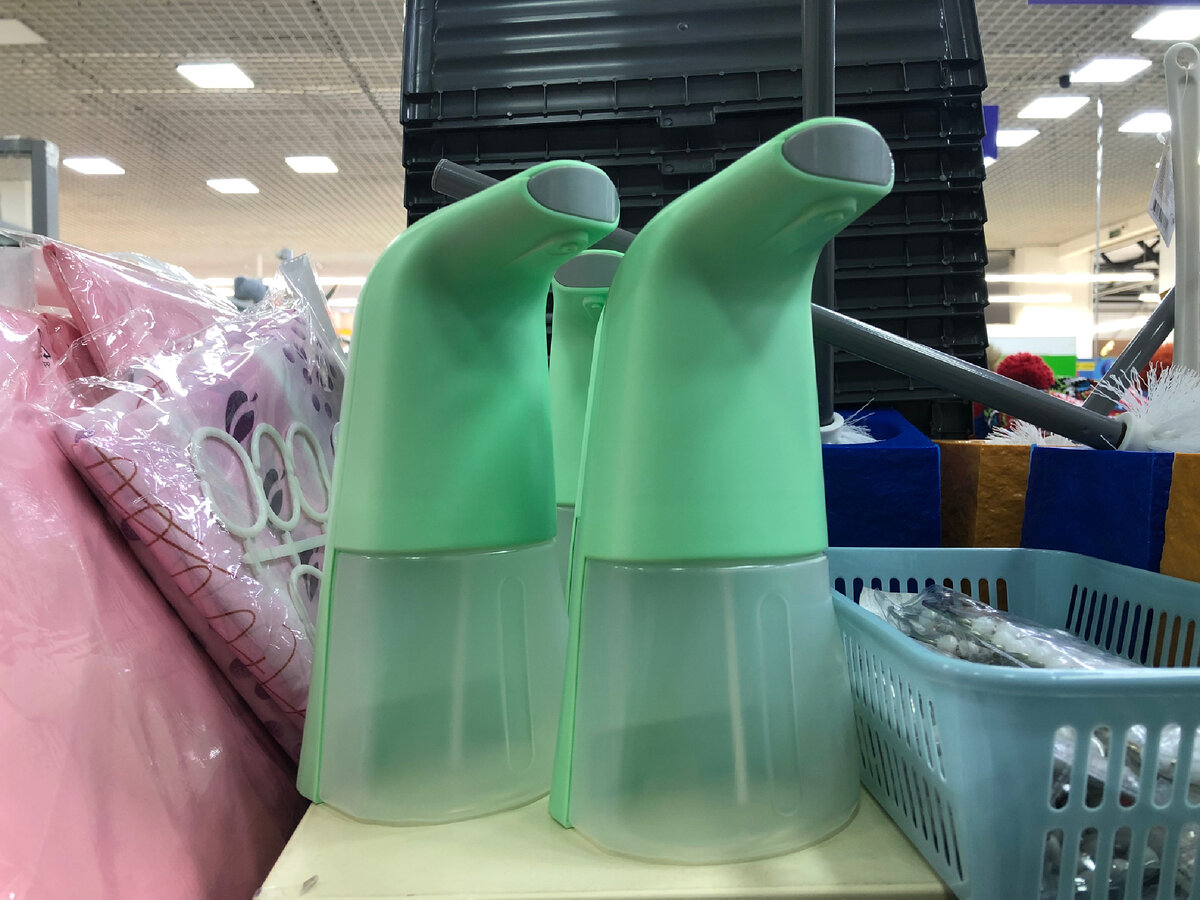 беспорядок в гардеробе. ребенок наводит порядок. в доме моем много. уборка дети. грязная посуда.