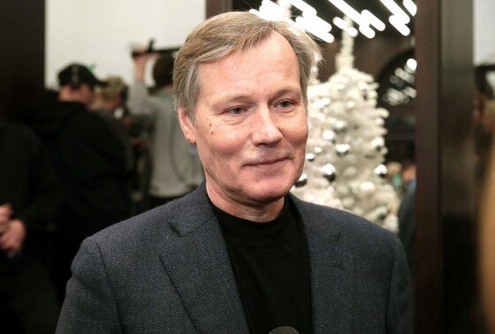 Став зятем режиссера, он начал сниматься лишь в 37 лет, ушел из семьи на 4 год и