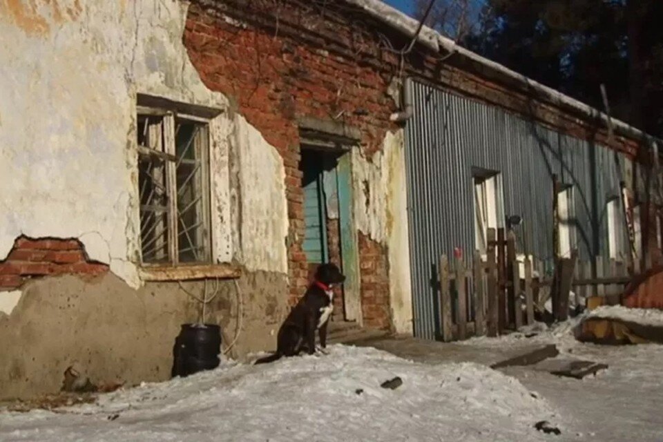 Аварийный дом расселение собственников. Расселение аварийного жилья в петрозаводске. Программа расселения аварийного жилья. Аварийный дом расселение собственников. Ветхое жилье.