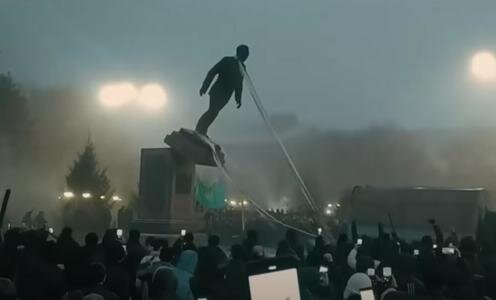 Скриншот из видео. Момент сноса участниками беспорядков памятника Нурсултану Назарбаеву в Талдыкоргане