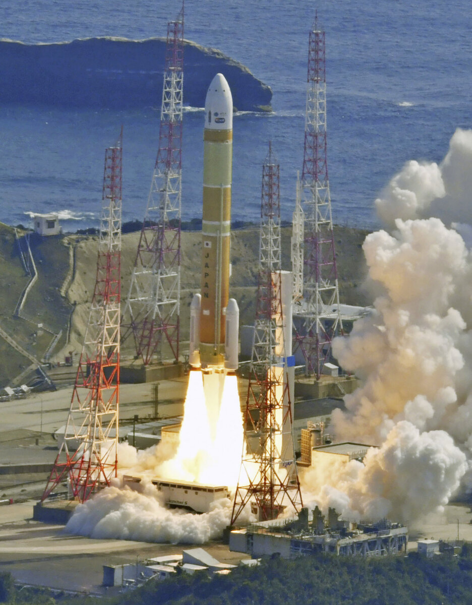 Ракета H3 стартует с космического центра Танегасима в Кагосиме 7 марта 2023 года.     
 Источник: Kyodo News  📷
