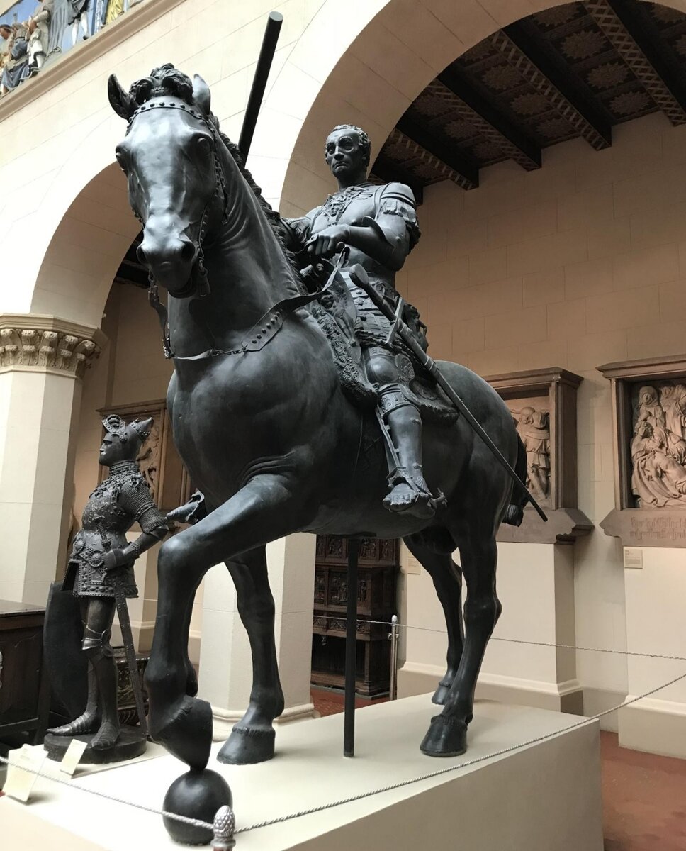 статуя улыбается. античная скульптура. скульптуры лиц на газоне. сургут улыбка статуя. скульптура камень.