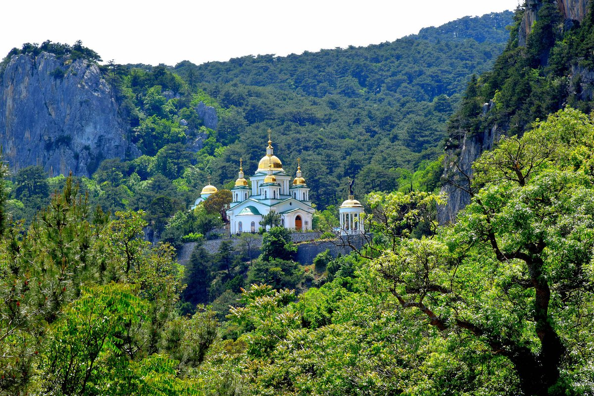 Храм архангела михаила в алупке. Храм Святого Архистратига Михаила Крым. Храм Святого Архистратига Михаила (Алупка). Алупка Крым храм Святого Михаила.