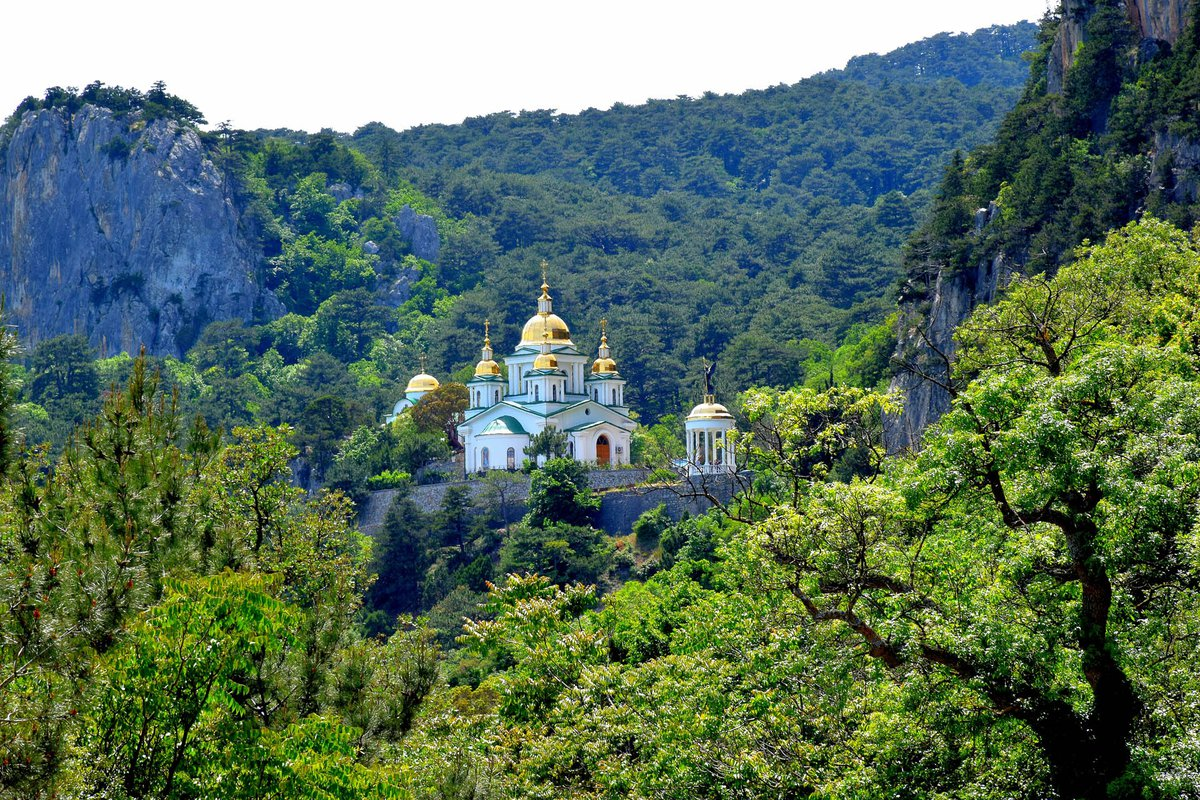 Священное место. Храм Архангела Михаила в Алупке. Храм Святого Архистратига Михаила Крым. Храм Святого Архистратига Михаила (Алупка). Алупка Крым храм Святого Михаила.