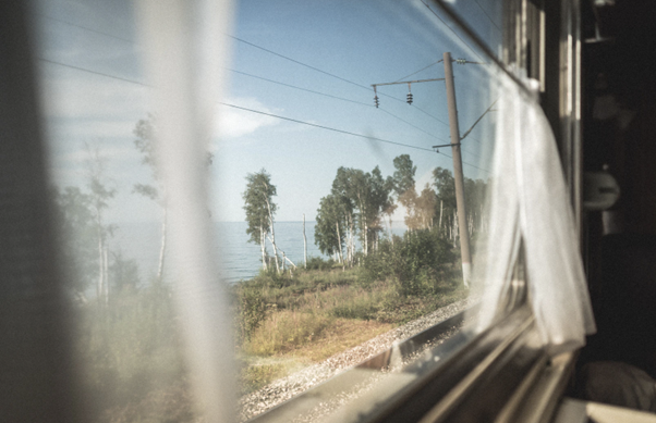 В пути вас не оставят равнодушными сложные архитектурные решения: тоннели, мосты, подпорные стенки
