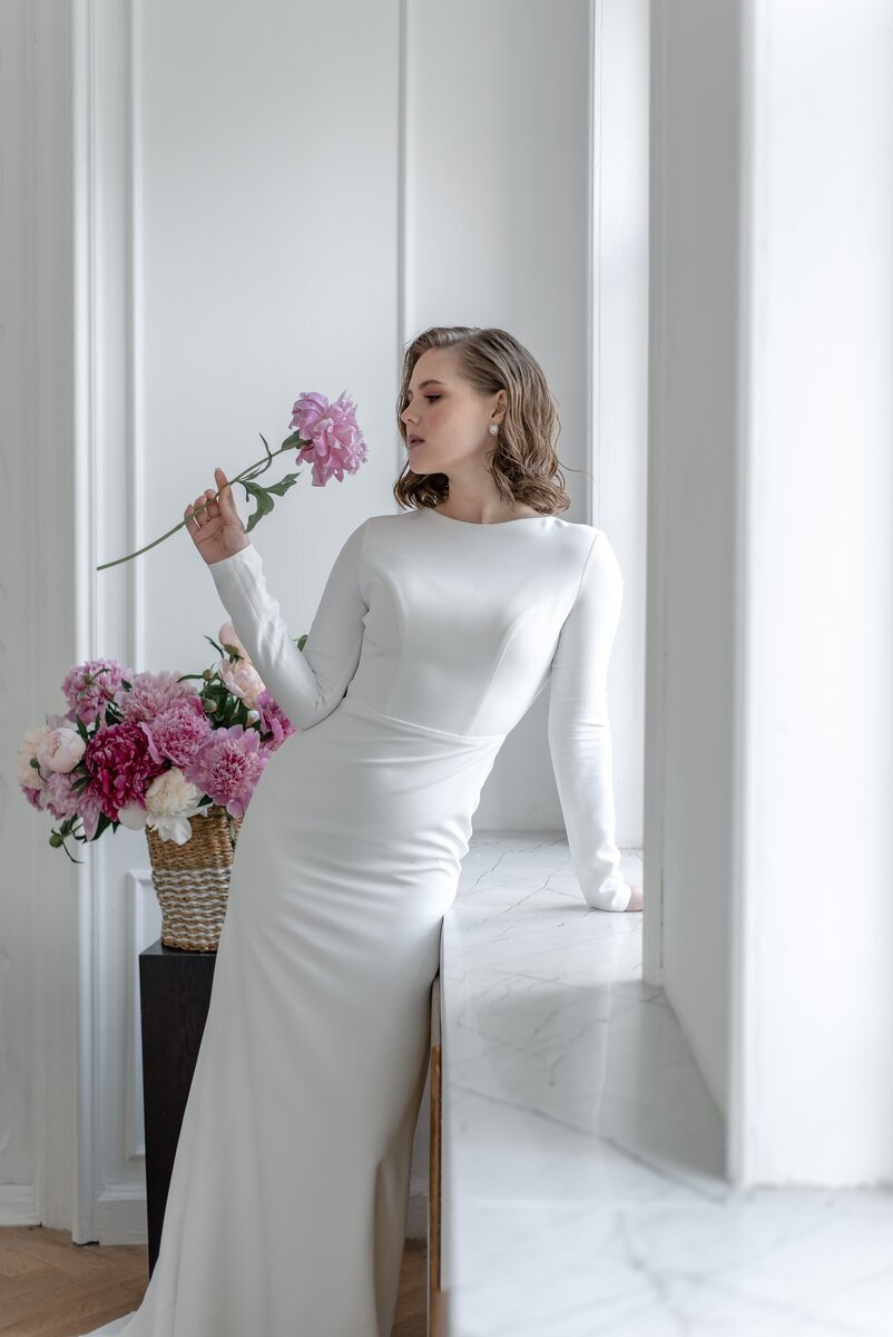 Фигурка платье. Павоне фарфоровые статуэтки негритянка. Хатсуне мику в платье фигурка. Фарфоровая статуэтка барышня. Фигурка платье.