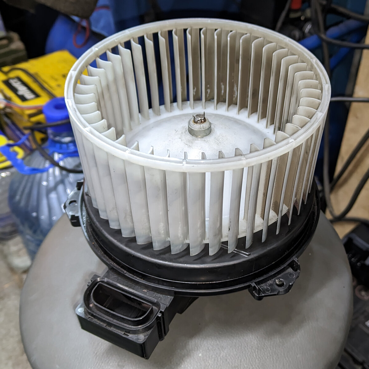 Стандартный тип вентилятора печки для многих японских авто.