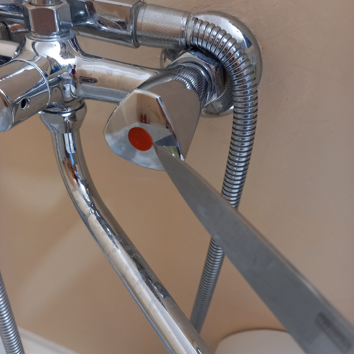 Снимаю заглушку ножом