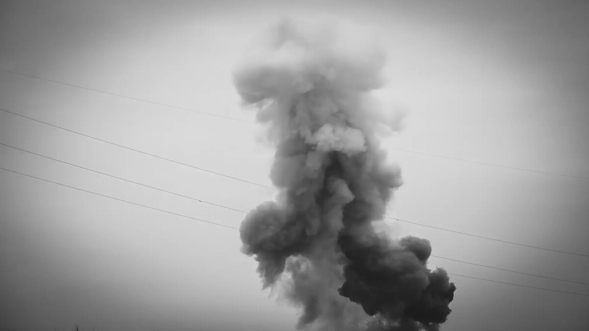     В Ростове-на-Дону раздаются звуки взрывов. Горожане выкладывают видео. Грохот слышали не только ростовчане, но и жители таких населенных пунктов, как Шахты, Батайск, Азов.