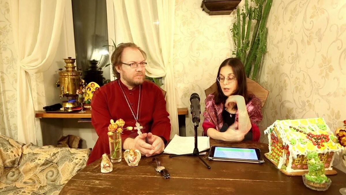 Протоиерей Пархоменко Константин (1974) – священнослужитель Русской Православной Церкви, клирик собора во Имя Святой Живоначальной Троицы и преподаватель Духовной семинарии и Общедоступного православного университета г. Санкт-Петербурга, редактор интернет-ресурса «Азбука веры», автор и ведущий передач на епархиальных радиостанциях «Благодатная Мария» и «Град Петров».                                                                                                                           Елизавета Пархоменко - супруга протоиерея Константина Пархоменко, мать пятерых детей, православный психолог.