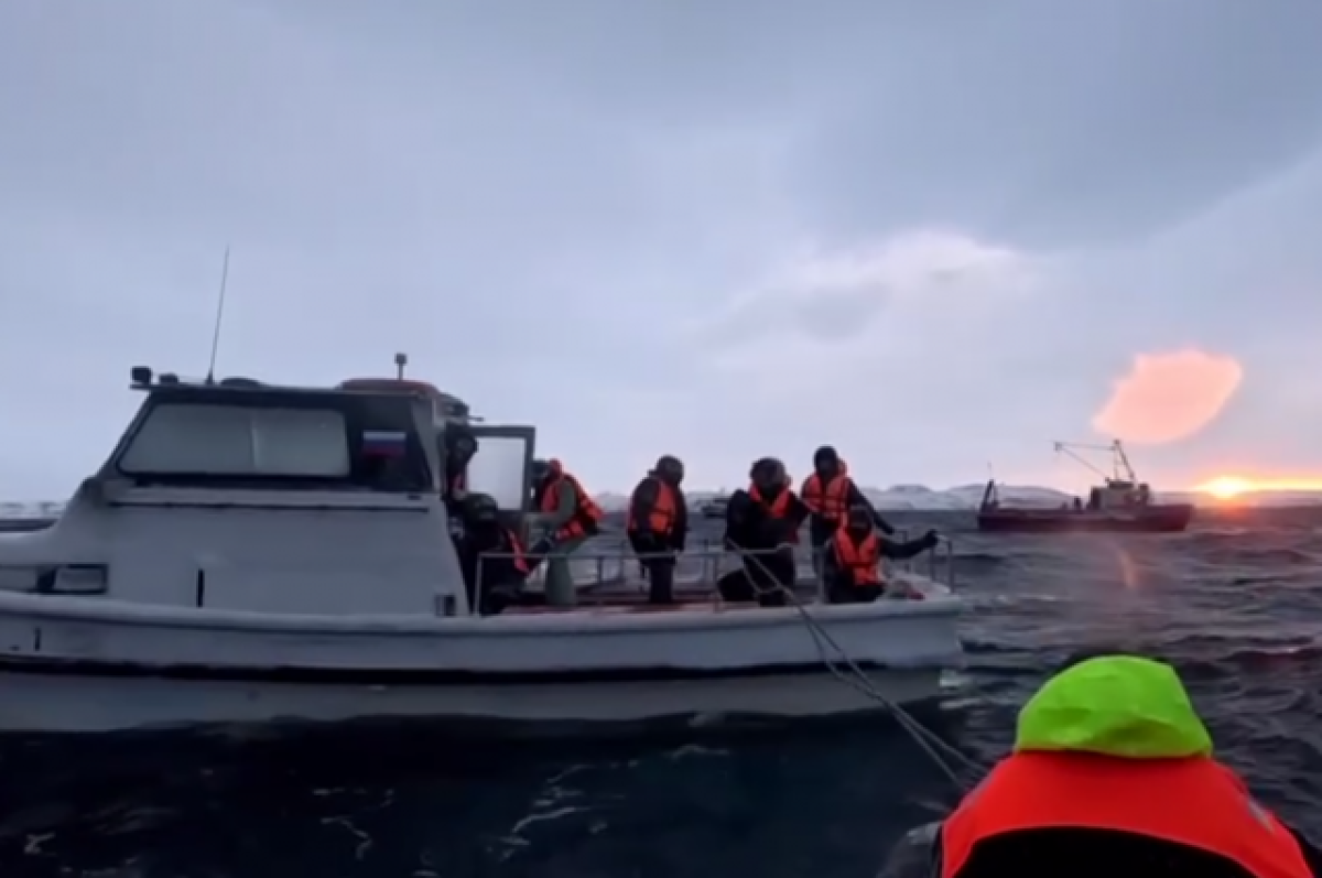    Туристов из Петербурга спасли с заглохшего в Баренцевом море судна