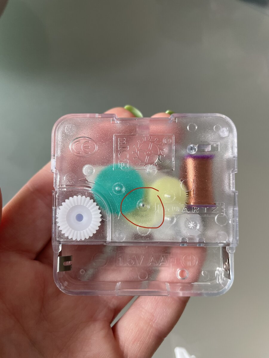 На задней крышке тоже можно легко найти секундную ось 