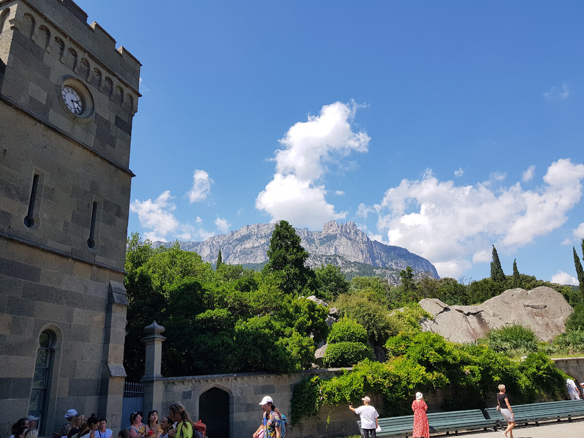 Тот самый двор Воронцовского дворца, но это было летом