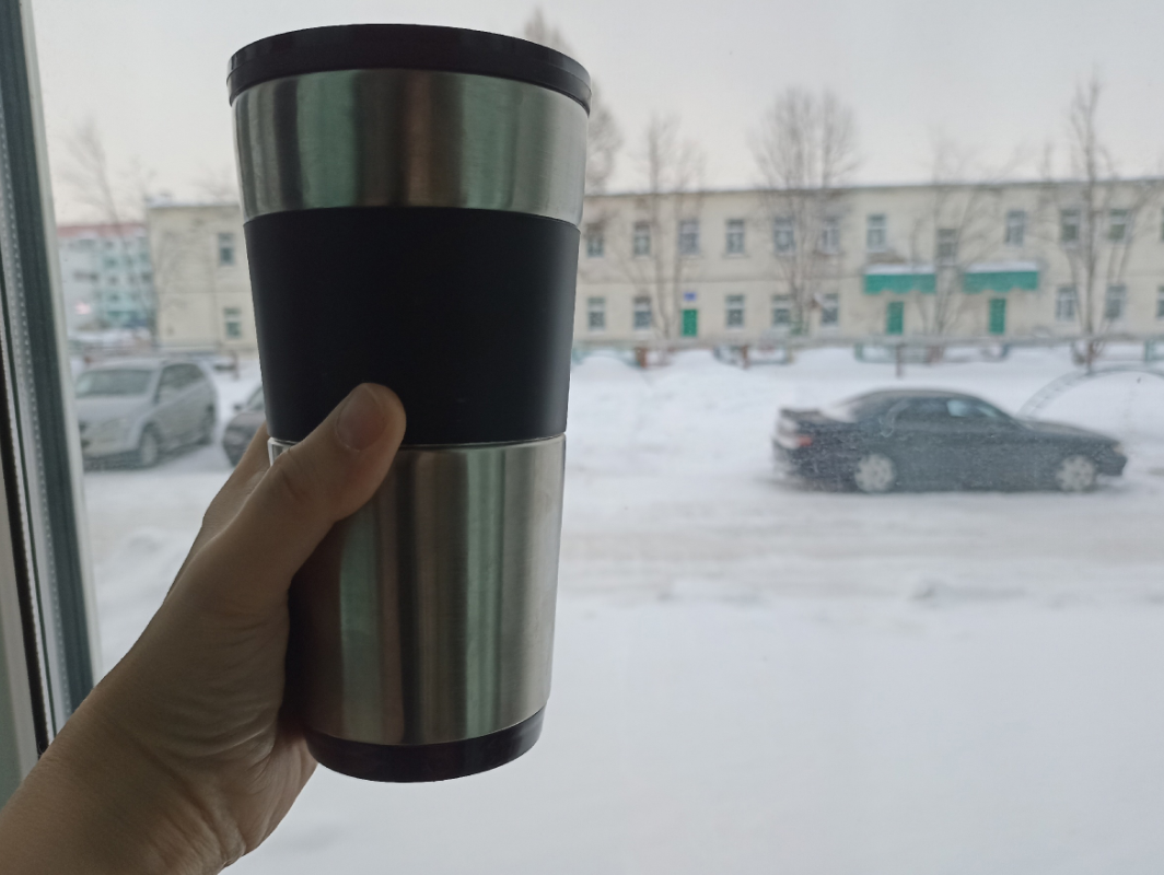 фото автора - бокал кофе у окна