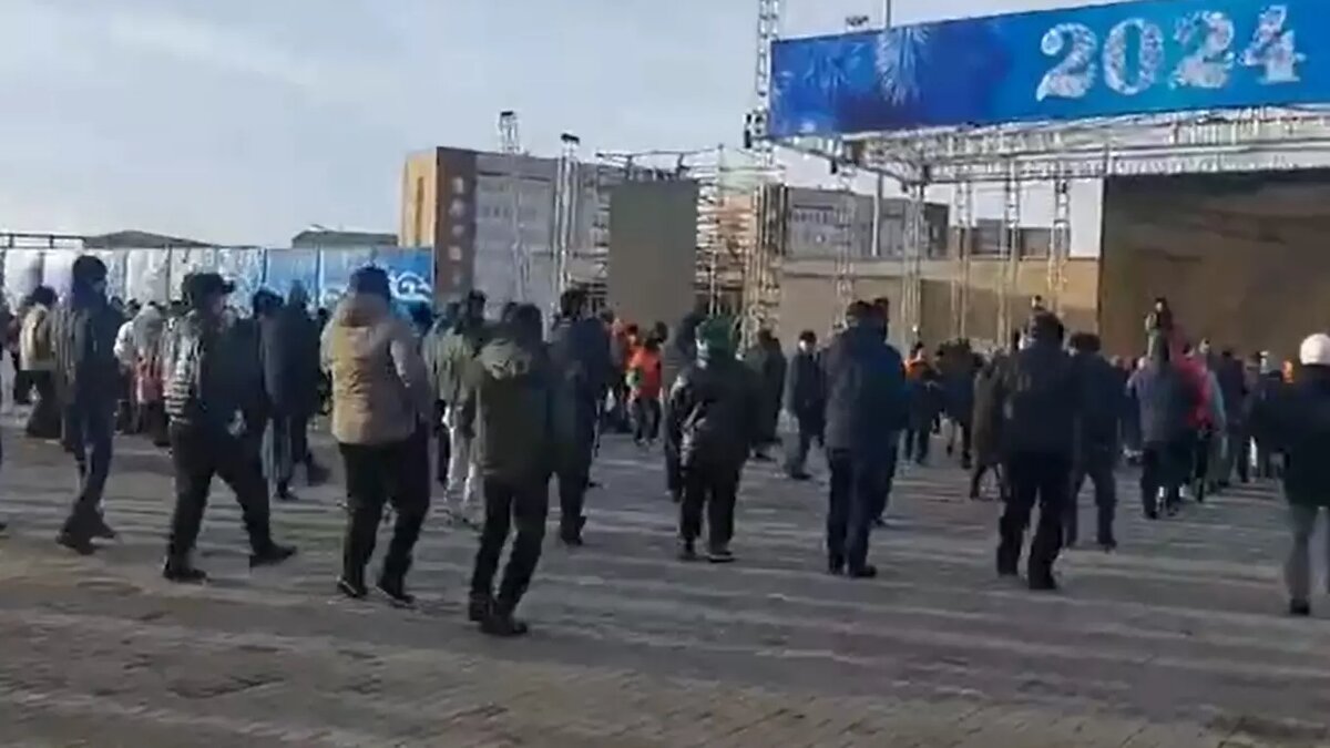     Государственные служащие одного из казахстанских регионов жалуются на своего начальника, который заставляет их вставать на утреннюю зарядку даже по субботам